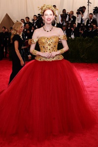 Karen Elson в платье Dolce&Gabbana