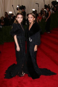Mary Kate & Ashley Olsen в платьях John Galliano for Dior