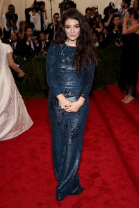 Lorde в платье Calvin Klein