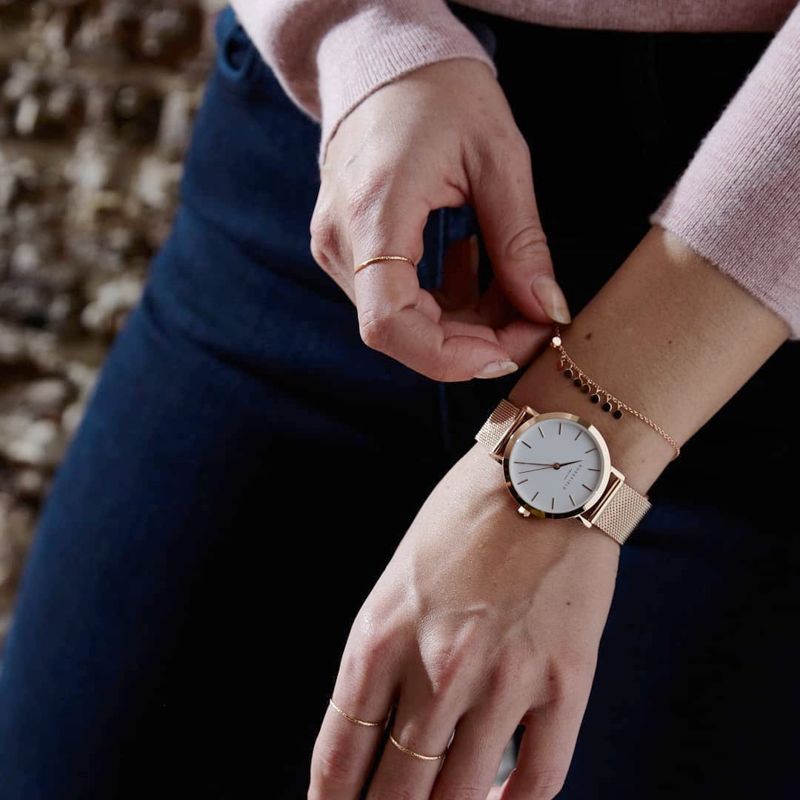 Как правильно сочетать часы с браслетами: стильные сочетания для женщин и мужчин.