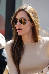 Angelina Jolie в очках-авиаторах